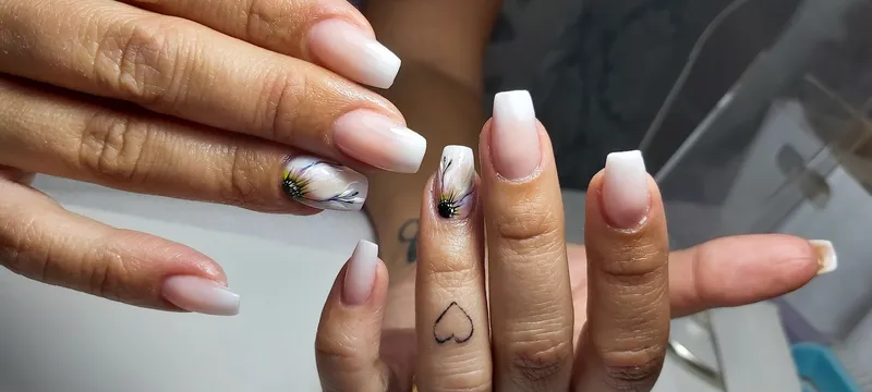 Nail art floral delicado