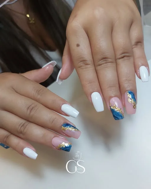 Unhas de gel com nail art azul e dourado